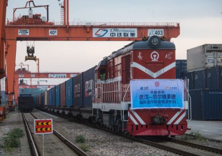 (miniature) Un train de fret Chine-Europe s'apprête à partir vers Belgrade depuis Wuhan