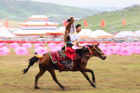 (miniature) Un spectacle équestre présenté lors d'une célébration du 70e anniversaire de la création de la préfecture autonome tibétaine de Gannan