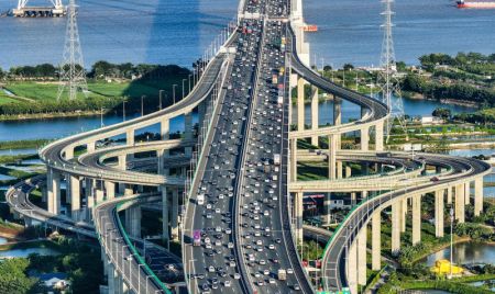 (miniature) Photo prise par un drone aérien le 2 octobre 2024 montrant une vue d'un échangeur sur le pont Nansha