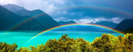 (miniature) Un arc-en-ciel apparaît au-dessus du lac Basum