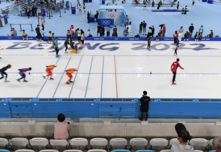 (miniature) Des gens visitent l'Anneau national de patinage de vitesse à Beijing