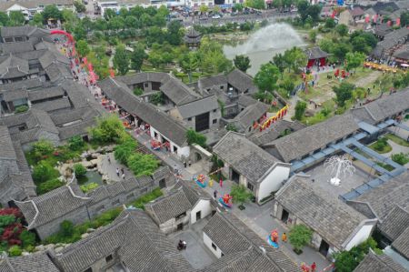 (miniature) Des gens assistent à des spectacles traditionnels lors de célébrations de la fête des Bateaux-Dragons dans le district de Xuyi