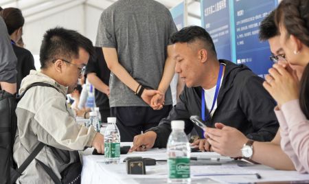 (miniature) Un demandeur d'emploi participe à un salon de l'emploi dédié aux personnes handicapées à Beijing