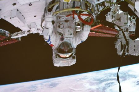 (miniature) Capture d'écran réalisée au Centre de contrôle aérospatial de Beijing de l'astronaute Chen Dong de Shenzhou-14 ayant quitté le module laboratoire Wentian de la station spatiale
