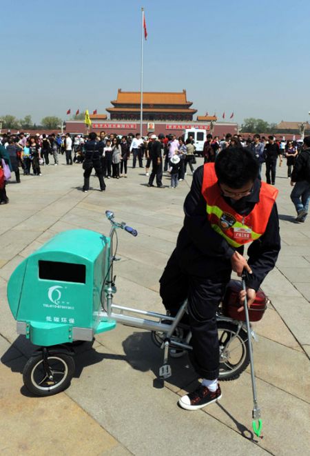 (miniature) Une armée de poubelles mobiles sur la place Tian'anmen
