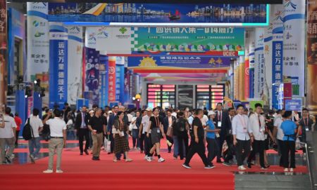 (miniature) Des visiteurs choisissent des produits lors de la 21e Exposition Chine-ASEAN