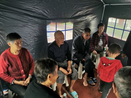 (miniature) Des personnes évacuées se reposent dans un site de relogement provisoire après un séisme au bourg de Jiaming du district de Luxian