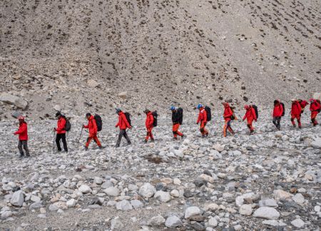(miniature) Les membres d'une &eacute;quipe d'exp&eacute;dition scientifique chinoise sont sur le chemin du retour au camp de base du mont Qomolangma