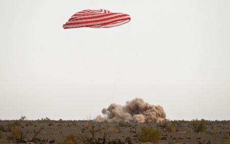 (miniature) La capsule de retour du vaisseau spatial habité Shenzhou-15 atterrit en toute sécurité sur le site d'atterrissage Dongfeng