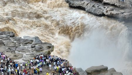 (miniature) Des touristes admirent le paysage de la cascade Hukou sur le fleuve Jaune