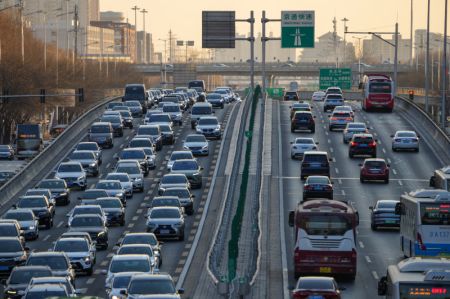 (miniature) Des véhicules circulent sur la route Jianguo aux heures de pointe du matin dans l'arrondissement de Chaoyang