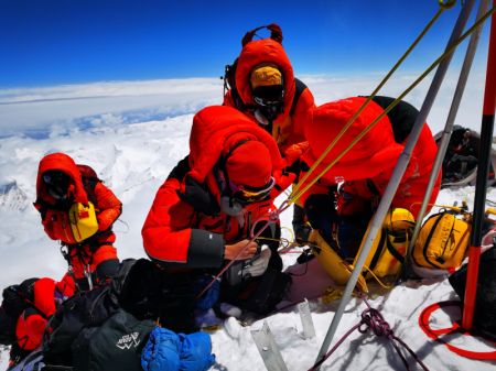 (miniature) Des géomètres chinois effectuent des relevés au sommet du mont Qomolangma