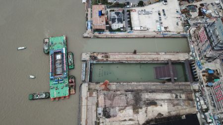 (miniature) L'épave ancienne no 2 du Yangtsé est transférée vers un quai près du fleuve Huangpu