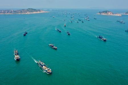 (miniature) Photo a&eacute;rienne de bateaux de p&ecirc;che quittant le port de p&ecirc;che de Tailu du district de Lianjiang