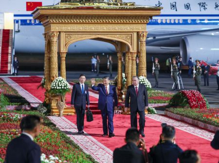 (miniature) Le président tadjik Emomali Rahmon a organisé une grande cérémonie de bienvenue pour le président chinois Xi Jinping à l'aéroport de Douchanbé