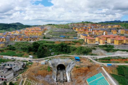 (miniature) Vue a&eacute;rienne de l'ext&eacute;rieur du tunnel Yangjiazhai de la ligne ferroviaire &agrave; grande vitesse Guiyang-Nanning