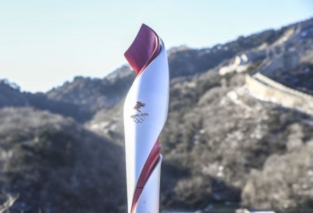 (miniature) Photo d'une torche lors du relais de la flamme des Jeux olympiques d'hiver de Beijing 2022 sur la section de Badaling de la Grande Muraille