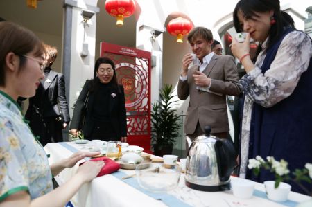 (miniature) Des invités dégustent du thé lors du vernissage d'une exposition sur la culture du thé au Centre culturel de Chine à Bruxelles