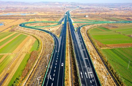 (miniature) Vue aérienne d'un véhicule circulant sur l'autoroute reliant Xin'an et Yichuan