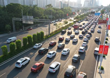 (miniature) Photo a&eacute;rienne prise le 6 octobre 2021 montrant la circulation sur la route Minzu &agrave; Nanning