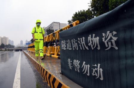 (miniature) Un membre du personnel travaille à l'entrée d'un tunnel à Zhengzhou