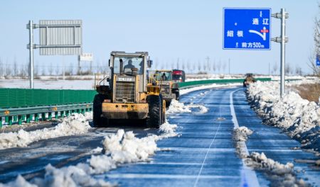 (miniature) Des véhicules de déneigement déblaient la neige sur une autoroute à Chifeng