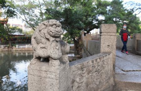 (miniature) Une piétonne se promène sur le pont Wanshou à Fuzhou