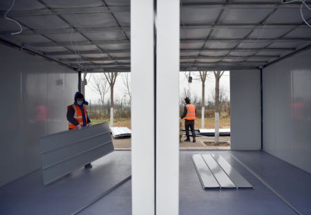 (miniature) Des ouvriers travaillent sur le chantier d'un centre de quarantaine temporaire &agrave; Yuzhou