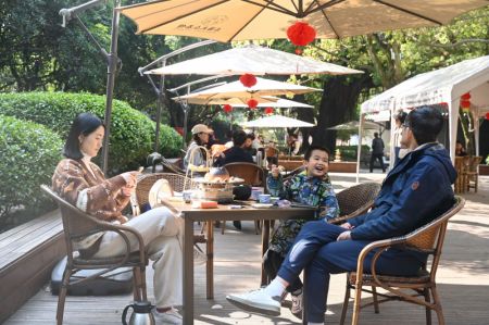 (miniature) Des gens profitent de leur temps libre dans une maison de thé en plein air dans le parc Zuohai