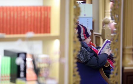 (miniature) Une lectrice lit un livre dans une librairie &agrave; Dalian