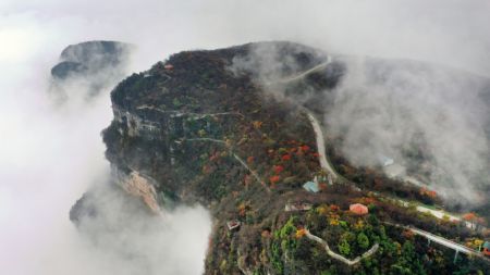 (miniature) Photo aérienne de la zone touristique de Longtoushan à Hanzhong