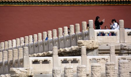 (miniature) Des touristes visitent le musée du Palais