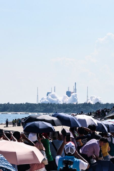 (miniature) La fusée porteuse Longue Marche-7 Y4 transportant Tianzhou-3 décolle depuis le site de lancement d'engins spatiaux de Wenchang