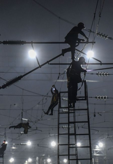 (miniature) Des constructeurs ferroviaires travaillent toute la nuit pour effectuer des am&eacute;liorations ferroviaires