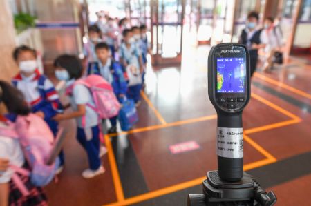 (miniature) Des élèves reçoivent un contrôle de température dans une école à Changchun