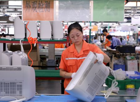 (miniature) Une ouvri&egrave;re sur une cha&icirc;ne de production des radiateurs &eacute;lectriques dans une entreprise de Foshan