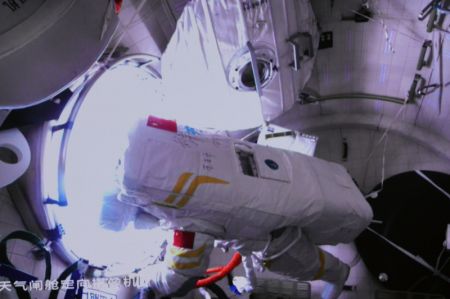 (miniature) Capture d'écran réalisée au Centre de contrôle aérospatial de Beijing de l'astronaute Liu Yang de Shenzhou-14 sortant du module laboratoire Wentian de la station spatiale