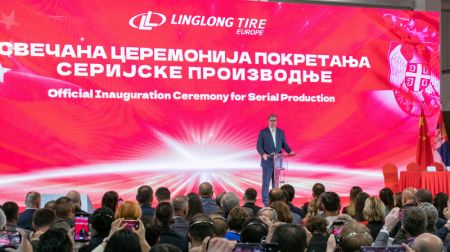 (miniature) Le président serbe Aleksandar Vucic prend la parole lors de l'inauguration officielle de la production en série dans la première usine chinoise de fabrication de pneus en Europe