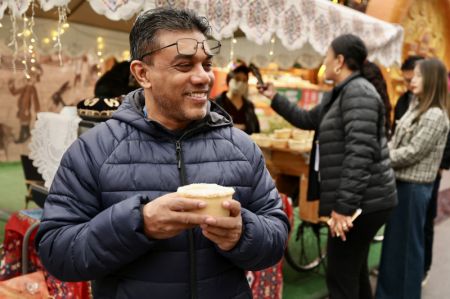 (miniature) Des participants au 6e Sommet mondial des médias visitent le grand bazar à Urumqi