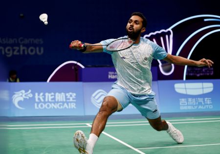 (miniature) L'Indien Prannoy Haseena Sunil Kumar affronte le Chinois Li Shifeng en demi-finale du simple hommes de badminton aux 19es Jeux asiatiques