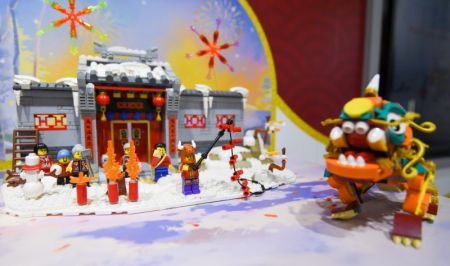 (miniature) Une scène du Nouvel An chinois construite en briques de Lego dans le stand du géant danois de jouets