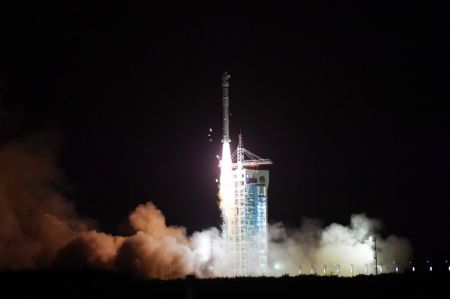 (miniature) Une fusée porteuse Longue Marche-2D transportant le satellite Tianhui-4 décolle du Centre de lancement de satellites de Jiuquan