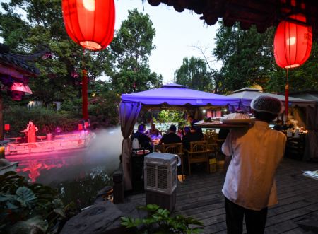 (miniature) Des clients assistent à un spectacle tout en dégustant une fondue chinoise dans un restaurant de Chengdu