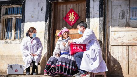 (miniature) Des travailleurs médicaux envoient des médicaments aux villageois du village de Shuangtang de l'arrondissement de Zhongshan