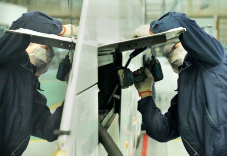 (miniature) Un membre du personnel travaille dans un atelier de l'usine de nouvelles énergies de Zhengzhou Yutong Bus Co