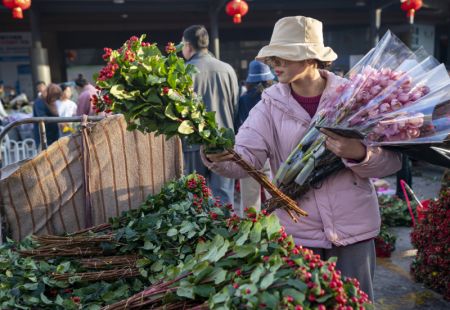 (miniature) Une cliente choisit des fleurs dans le marché aux fleurs de Dounan-Kunming