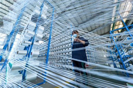 (miniature) Un employ&eacute; travaille dans une usine du district de Jize de la ville de Handan