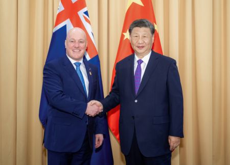 (miniature) Le président chinois Xi Jinping rencontre le 15 novembre 2024 le Premier ministre néo-zélandais Christopher Luxon en marge de la 31e Réunion des dirigeants économiques de la Coopération économique pour l'Asie-Pacifique (APEC) à Lima