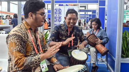 (miniature) Des exposants jouent du tambour lors de la 21e Exposition Chine-ASEAN