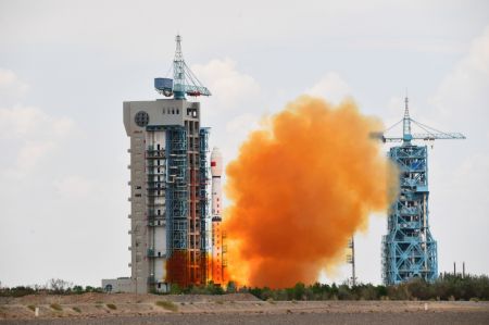 (miniature) Une fusée porteuse Longue Marche-4B transportant le satellite Haiyang-2D (HY-2D) décolle à 12h03 (heure de Beijing) depuis le Centre de lancement de satellites de Jiuquan